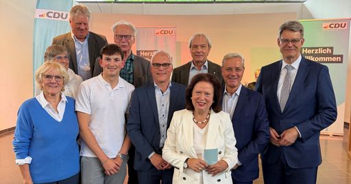 Gruppe von Politikern und Gästen bei einer CDU-Veranstaltung, lächelnd für Gruppenfoto.